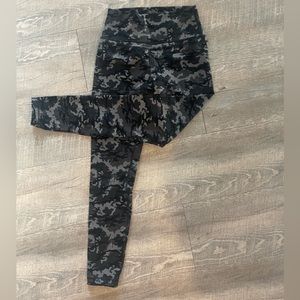 Size small camo leggings. Brand is CRZ yoga.
